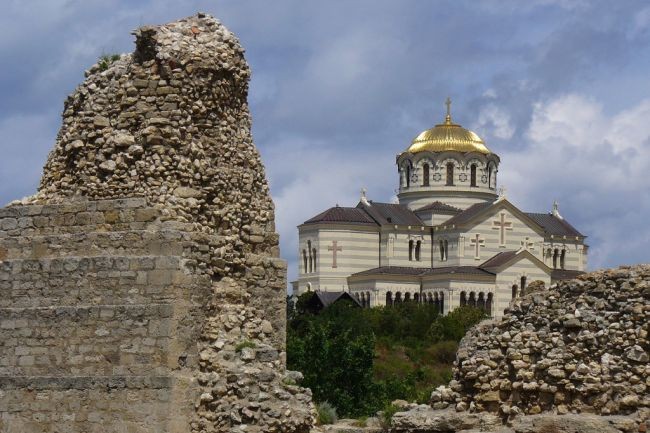 1. Ít ai biết rằng, vùng đất Crimea lại là nơi bắt nguồn của Chính Thống giáo, tôn giáo chính ở Nga, Ukraine và Belarus. Năm 988, Hoàng tử Vladimit (người sau này trở thành Vladimir Đại đế và Thánh Vladimir) đã chu du tới thành phố cổ Chersonesus ở phía tây nam bán đảo Crimea. Không lâu sau, Ngài đã chiêm nghiệm những điều mới mẻ về Chính Thống giáo và được rửa tội ở đó bởi các giám mục Byzantine, trở thành một tín đồ trung thành. Sau khi có quãng thời gian ở Crimea, Ngài đã quay trở lại vùng đất mình cai trị để truyền bá tôn giáo này. Hàng loạt những nhà thờ đã được xây dựng ở trong toàn thành phố Kiev.