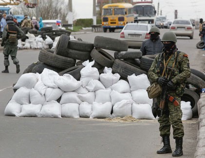 Lực lượng vũ trang “lạ” lập chốt chặn ở Sloviansk, Ukraine