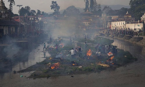 Chùm ảnh lễ hỏa táng nạn nhân động đất Nepal