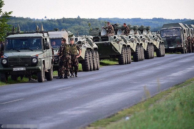 Hôm 19/9, Thủ tướng Hungary Viktor Orban ra chỉ thị tăng cường triển khai quân sự thông qua việc cho một đoàn xe tăng và xe bọc thép chở quân tới biên giới phía nam giáp với Croatia khi nước láng giếng tiếp tục đưa  người tị nạn và di cư tới biên giới hai nước. Ảnh: Đoàn xe quân sự di chuyển trên con đường gần Nagykanizsa tiến tới khu vực biên giới Hungary-Croatia.