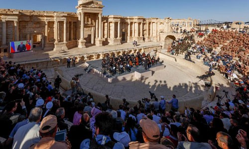 Quân đội Nga - Syria chăm chú nghe nhạc ở thành cổ Palmyra