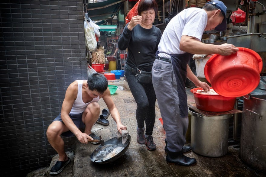 Những con phố buôn bán hàng sầm uất đã tái hiện phần nào những nét đặc trưng của  Hồng Kông. Các nhân viên trong một dai-paal-dong (một nhà hàng ngoài trời truyền thống) ở phố Gramham.