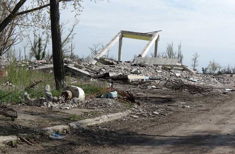 Sự bình yên dường như vẫn chưa thể quay trở lại  thành phố Lugansk ở miền đông Ukraine. Trong bức ảnh trên, độc giả có thể trông thấy những tàn tích còn lại trên đường phố hay các khu dân cư ở Lugansk.