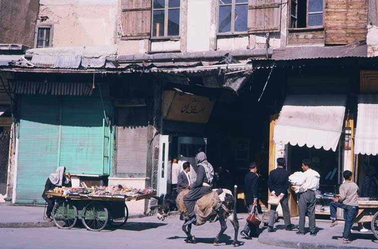 Quán xá trên một con phố ở Damascus năm 1965. Những hình ảnh bình yên ở  đất nước Syria thời xưa nay trở thành một kí ức đẹp mà hàng triệu người dân quốc gia này ao ước có lại.