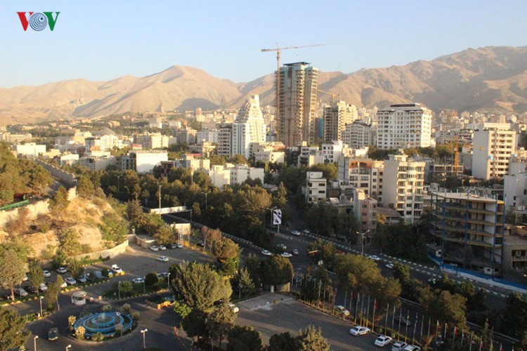 Một địa điểm ở phía Bắc thành phố. Xa xa là dãy núi đá. Địa hình  Tehran được ví như cái chảo: lòng chảo là nơi cư ngụ của giới bình dân, khu vực cao hơn là các biệt thự của nhà giàu.