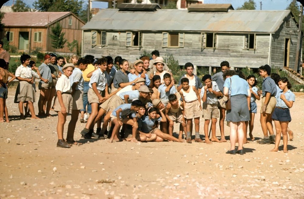 Các em nhỏ vui đùa ở ngoài sân trong loạt ảnh về  cuộc sống bình yên ở Israel thập niên 1950.