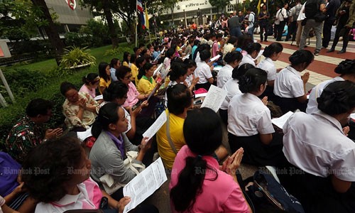 Hàng nghìn dân đổ về Bangkok cầu nguyện cho vua Thái Lan