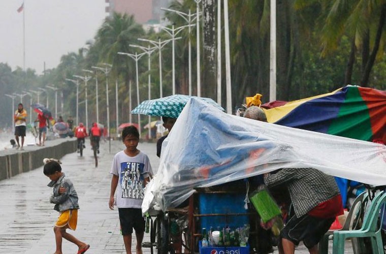 Các quan chức thuộc cơ quan phòng tránh thiên tai Philippines cho biết, chính quyền sở tại nước này đã sơ tán gần 12.500 người trước khi  bão Sarika đổ bộ vào đất liền nước này mang theo mưa lớn và gió to ở các khu vực phía bắc. Ảnh: Mưa lớn ở Philippines ở thời điểm trước khi bão Sarika đổ bộ.