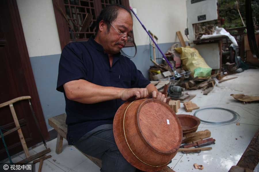 Ông Bao Mingpei (58 tuổi) hiện là một trong số ít người còn duy trì nghề làm thùng gỗ đặc biệt ở thành phố Ninh Ba, tỉnh Chiết Giang. Ông bắt đầu  nghề làm thùng gỗ ở Trung Quốc từ năm 16 tuổi.