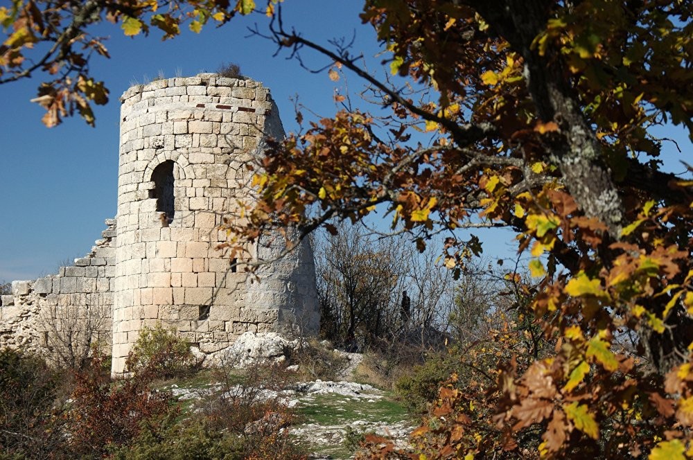 Khi mùa du lịch qua đi, cảnh vật ở  Crimea chuyển đổi để sẵn sàng cho mùa đông sắp tới. Tuy nhiên, tháng 11 bình lặng ở vùng đất này có lẽ là khoảng thời gian tốt nhất để ngắm nhìn cảnh sắc nơi đây. Ảnh: Di tích thành trì còn sót lại ở Bakhchisarai trên bán đảo Crimea. Ảnh Sputnik