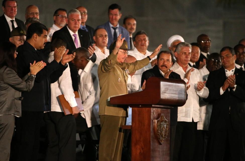 Vào tối 29/11 (giờ địa phương), nhiều người dân Cuba và các lãnh đạo nước này cùng đại diện các nước trên thế giới cùng tề tựu tại Quảng trường Cách mạng ở Thủ đô La Habana tham dự lễ tưởng niệm cố  lãnh tụ Fidel Castro. Ảnh: Chủ tịch Cuba Raul Castro đứng trên bục phát biểu tại lễ tưởng niệm. Ảnh Reuters