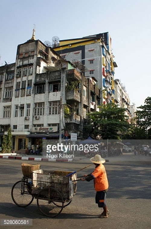 Nữ công nhân quét dọn vệ sinh trên phố ở Yangon, Myanmar. Ảnh GT