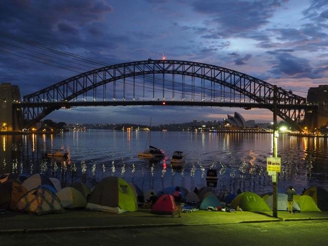 Ngày hôm nay (31/12), nhiều người dân Australia đã đổ về các khu vực sẽ diễn ra màn bắn pháo hoa đón  giao thừa năm 2017, đặc biệt ở quanh khu vực cầu cảng Sydney. Ảnh news.com.au