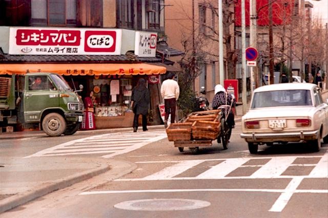 Cuộc sống thường nhật ở  cố đô Nhật Bản Kyoto  năm 1972 được tái hiện sinh động qua loạt ảnh màu dưới đây. Ảnh: Một ngã tư ở Kyoto đầu thập niên 1970. Ảnh Sina