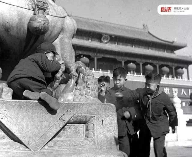 Không khí đón  Tết Nguyên đán ở Trung Quốc năm 1953 ngập tràn khắp phố phường. Trong ảnh, các bé trai châm lửa đốt pháo hoa ở Quảng trường Thiên An Môn. Ảnh China Daily