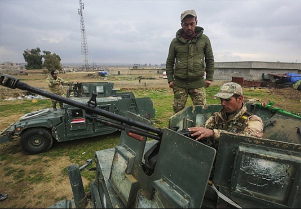 Suốt trong những ngày qua, lực lượng chính phủ Iraq dồn dập triển khai binh sỹ, vũ khí và hàng loạt xe bọc thép về làng Oreij, Nam Mosul để chuẩn bị cho chiến dịch giải phóng Tây Mosuk khỏi tay  phiến quân IS. Ảnh FNA