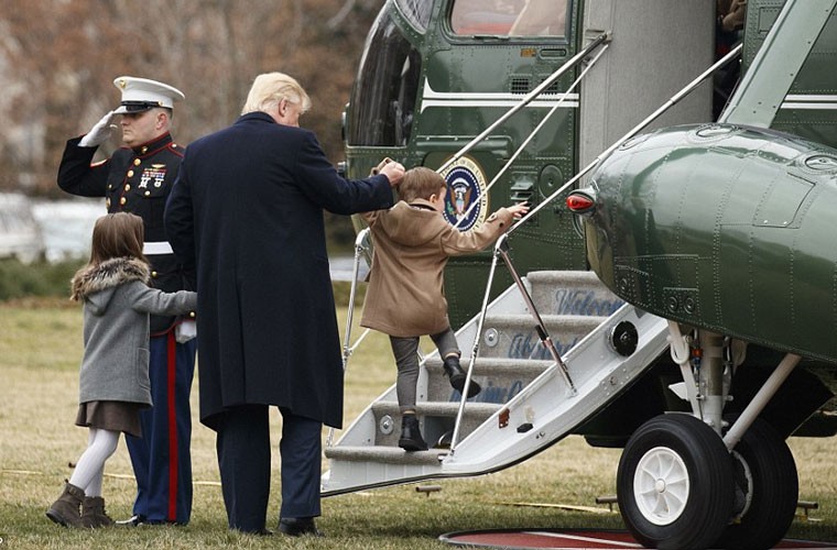 Tổng thống Donald Trump bên hai cháu ngoại đáng yêu ở Nhà Trắng