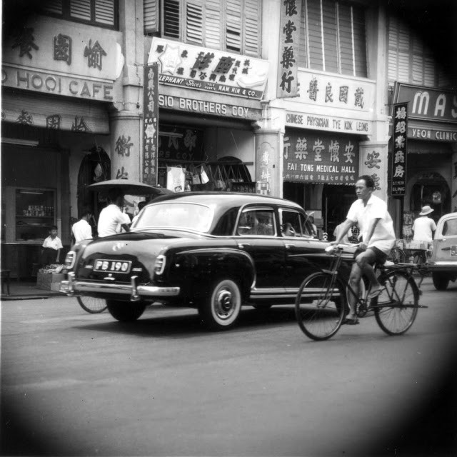 Người dân  Malaysia đi lại trên con phố người Hoa hồi những năm 1950. Ảnh VT