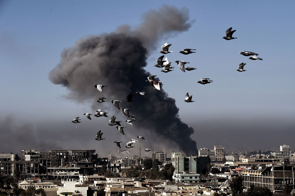 Khói đen bốc lên nghi ngút ở chiến trường đánh  phiến quân IS ở tây Mosul hôm 6/3/2017. Ảnh The Atlantic