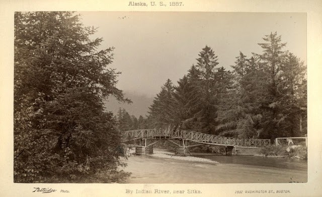 Cảnh quan bên sông Indian gần Sitka ở  Alaska hồi thế kỷ 19.