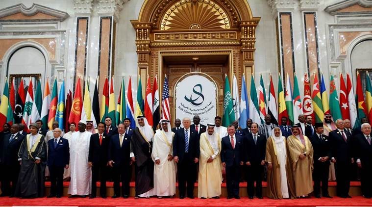 Trong Hội nghị thượng đỉnh Ả-rập-Mỹ-Trung Đông tổ chức ở Riyadh, Tổng thống  Donald Trump cùng 55 đại diện các nước Hồi giáo đã ký vào văn bản cam kết điều động 34.000 để tham gia cuộc chiến chống khủng bố ở Syria và Iraq. Ảnh The Indian Express