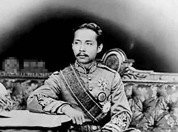 Những bức ảnh về cuộc sống trong hậu cung Thái Lan dưới thời  Vua Rama V (hay còn gọi là Vua Chulalongkorn) dần được hé mở thông qua loạt ảnh đen trắng do một phi tần của vị vua này chụp lại. Theo Wikipedia, Vua Rama V (ảnh) là vị vua thứ 5 của Vương triều Chakri trong lịch sử Thái Lan. Ông được xem là một trong những vị vua kiệt xuất của đất nước Thái Lan.