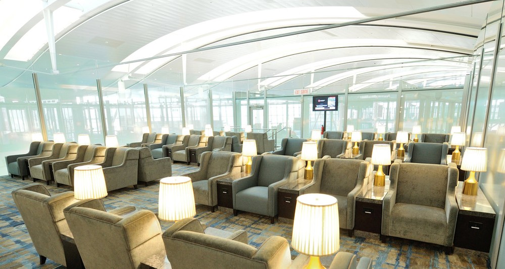  Phòng chờ sân bay Plaza Premium Lounge tại nhà ga số 1, sân bay quốc tế Toronto Pearson. Nơi đây, hành khách có thể tận hưởng đầy đủ các dịch vụ như xem ti vi màn hình phẳng, ăn sáng, uống cà phê, ăn súp cũng như thưởng thức vài ly bia, rượu.