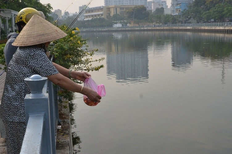  Từ sáng sớm, nhiều người đã ra các con sông, kênh rạch để thả cá