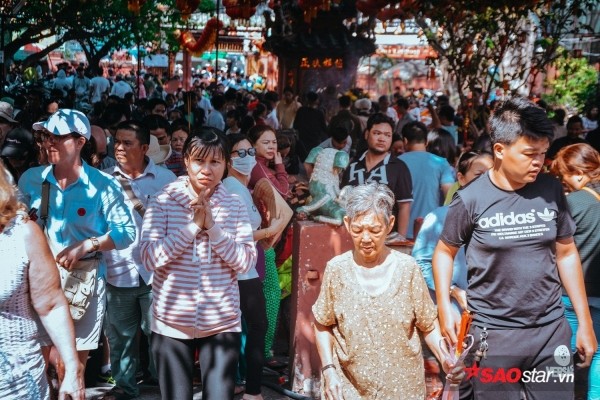 Theo quan niệm dân gian: “Mùng 8 cúng sao, mùng 9 cúng chư thiên (vía Ngọc Hoàng), mùng 10 cúng đất”. Vì vậy, mỗi năm, cứ đến độ mùng 9 âm lịch, người người ở khắp nơi lại kéo nhau về chùa Phước Hải, hay còn gọi là  chùa Ngọc Hoàng (Mai Thị Lựu, Q.1, TP. HCM) để thắp hương, khấn vái và cầu may cho một năm mới ấm no, hạnh phúc.  Ảnh: Dù giữa trưa nhiệt độ trên 34 độ C, nhiều người vẫn đổ về chùa Ngọc Hoàng để cầu may.