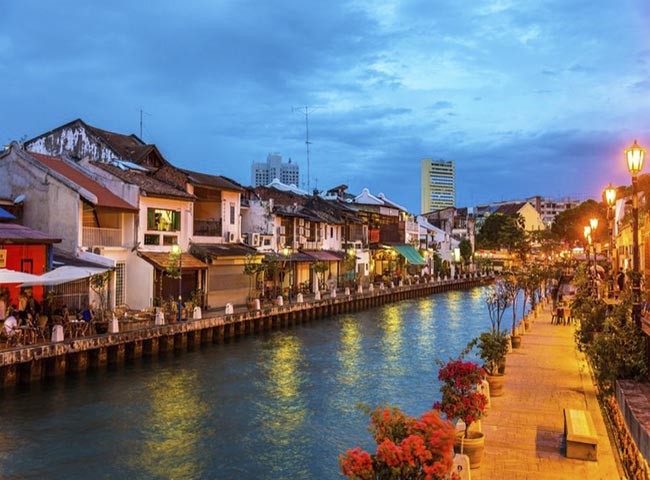  1. Thành phố Malacca, Malacca      Du lịch Malaysia, bạn không thể bỏ qua Thành phố Malacca, là một nơi tràn ngập trong không khí lịch sử và văn hóa, nơi này được UNESCO công nhận là di sản thế giới năm 2008. Nằm dọc eo biển Malacca, nơi đây thu hút khách du lịch thập phương bởi khung cảnh thiên nhiên tuyệt đẹp, những ngôi nhà đậm chất kiến trúc cổ, ẩm thực phong phú, cùng nhiều điểm tham quan có giá trị như nhà thờ St Paul, pháo đài Malacca...