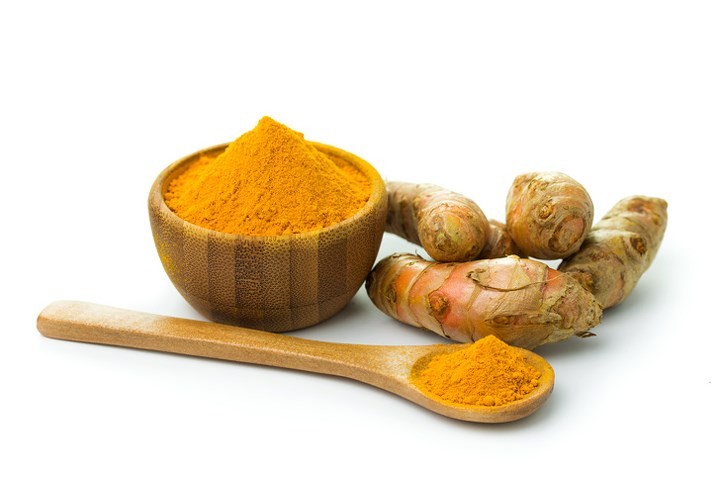 Củ nghệ: Một thành phần có trong củ nghệ gọi là curcumin có đặc tính chống vi khuẩn và chống viêm. Cách sử dụng: Có thể dùng nghệ để pha trà hoặc chế biến món ăn nhưng bôi nghệ trực tiếp lên da sẽ có hiệu quả hơn khi bị nhiễm nấm. Việc bôi nghệ có thể làm cho da xuất hiện màu vàng, nhưng đừng lo lắng vì nó biến mất trong một vài ngày.