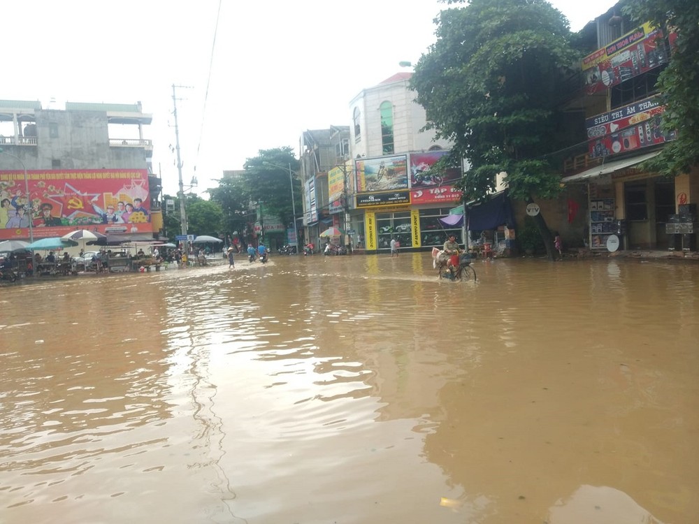 Những ngày vừa qua, do ảnh hưởng của dải hội tụ nhiệt đới nối với bão số 4 kết hợp với vùng xoáy thấp phát triển mạnh, trong những ngày qua, nhiều khu vực trên địa bàn tỉnh  Yên Bái có mưa to đến rất to.