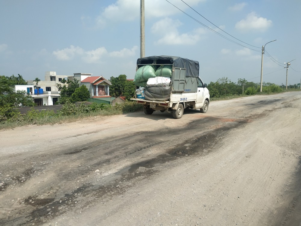 Mới đây, PV có mặt ghi nhận tại khu vực đê Hữu Hồng đoạn qua xã Hồng Vân và Thống Nhất (thuộc tuyến đê cấp 1) đang xuống cấp trầm trọng. Mặt đê nhiều chỗ xuất hiện những vết nứt, bị sụt lún kéo dài tạo thành rãnh dài. Ổ gà, ổ trâu xuất hiện liên tục khiến xe máy, ô tô gầm thấp đi lại khó khăn, nguy hiểm.