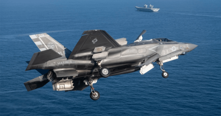  F-35 Lightning II là chương trình hệ thống vũ khí đắt tiền nhất của Bộ Quốc phòng Mỹ. F-35B là phiên bản được phát triển cho Thủy quân lục chiến Mỹ, nổi bật nhờ khả năng cất cánh trên đường băng ngắn và hạ cánh thẳng đứng (STOVL), cho phép nó hoạt động trên các tàu đổ bộ có sàn đáp nhỏ hơn tàu sân bay thông thường. Tuy nhiên, hệ thống STOVL cồng kềnh khiến F-35B có tầm hoạt động và khả năng cơ động thua kém biến thể F-35A của Không quân và F-35C Hải quân.