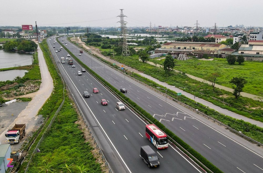 Chiều 1/5,  dòng phương tiện trở lại Thủ đô, kết thúc kỳ nghỉ lễ 30/4-1/5. Tại các cửa ngõ Hà Nội, lượng phương tiện có tăng lên so với ngày thường, nhưng không xảy ra tình trạng ùn tắc.