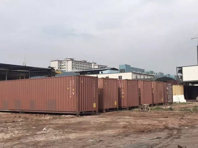 Tám chiếc container cũ kỹ chuẩn bị “đặt nền móng” cho tòa nhà văn phòng tuyệt đẹp.