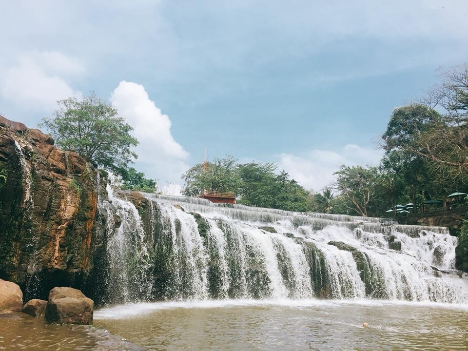  Thác Đá Hàn hay được các bạn trẻ gọi với cái tên thân thương "thác đá ba dòng" tọa lạc tại thị trấn Trảng Bom, huyện Trảng Bom, tỉnh Đồng Nai, cách Sài Gòn khoảng 70km. Đây là nơi ẩn chứa nhiều điều thú vị, hấp dẫn các bạn trẻ thời gian gần đây.