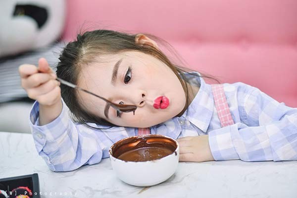 Nguyễn Nhã Uyên (nickname bé Rồng) cô bé từ lâu đã được biết đến là một mẫu nhí tài năng của làng mốt Việt.