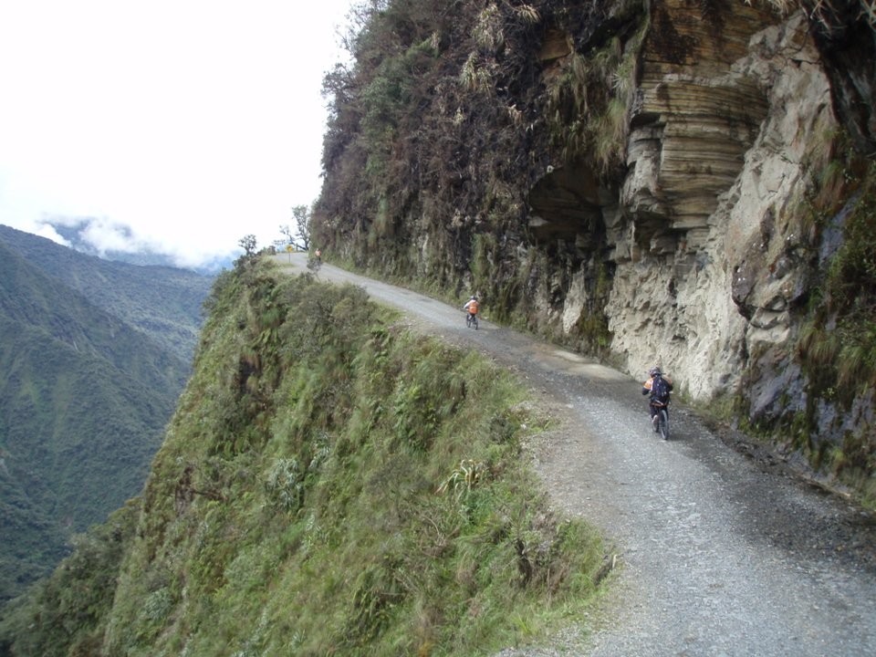 1. Đường “tử thần” Yungas, Bolivia: Tuyến đường Yungas nguy hiểm hơn khi nó được sử dụng chung bởi xe đạp và phương tiện cơ giới, với khoảng 300 người thiệt mạng mỗi năm. Ngân hàng phát triển liên Mỹ thậm chí còn xếp đây là “tuyến đường nguy hiểm nhất thế giới. Khi ô tô và xe tài chuyển sang tuyến đường mới, con số người thiệt mạng đã giảm xuống nhưng đây vẫn là địa điểm ưa thích của những người thích môn xe đạp mạo hiểm.