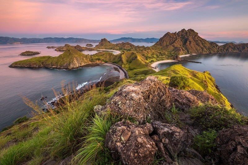  Đảo Komodo: Nằm ở phía Đông Nam của quốc gia Hồi giáo Indonesia, nơi đây tự hào được thiên nhiên ưu đãi và có phong cảnh hài hòa giữa trời và biển. Trong số hơn 17.508 hòn đảo thuộc đảo quốc Indonesia thì đảo Komodo được thế giới biết đến nhiều nhất ngoài thiên đường nhiệt đới Bali. Ngoài ra hòn đảo này nổi tiếng là nơi cư ngụ của rồng Komodo – loài thằn lằn lớn nhất còn sinh tồn trên thế giới. Một địa điểm tuyệt vời nếu bạn muốn có những phút thư giãn thật bình yên. 