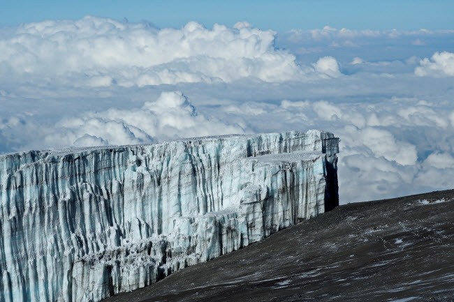 Sông băng từng phủ kín đỉnh núi Kilimanjaro ở  châu Phi. Nhưng lớp băng này đang tan chảy với tốc độ rất nhanh do tình trạng ấm lên toàn cầu