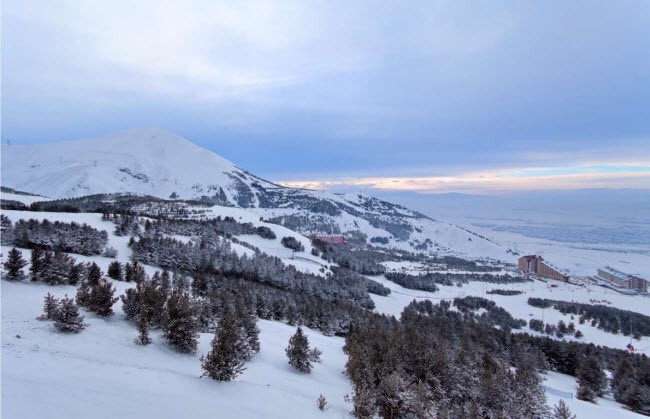 Erzurum, Thổ Nhĩ Kỳ: Nhiệt độ tại thành phố ở độ cao 384.000 m xuống chỉ còn -7,8 độ C vào tháng 1. Đây là thời điểm  mùa đông lạnh nhất trong năm.