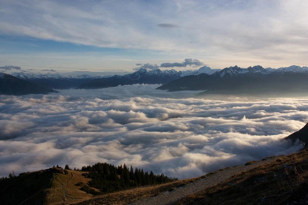 Alps, hệ thống dãy núi lớn nhất và rộng nhất trải dài trên 8 quốc gia châu Âu, không chỉ là địa danh được rất nhiều bạn trẻ yêu du lịch mơ ước khám phá mà còn hấp dẫn các nhiếp ảnh gia trên khắp thế giới bởi khung cảnh biển  mây đẹp đến nghẹt thở.