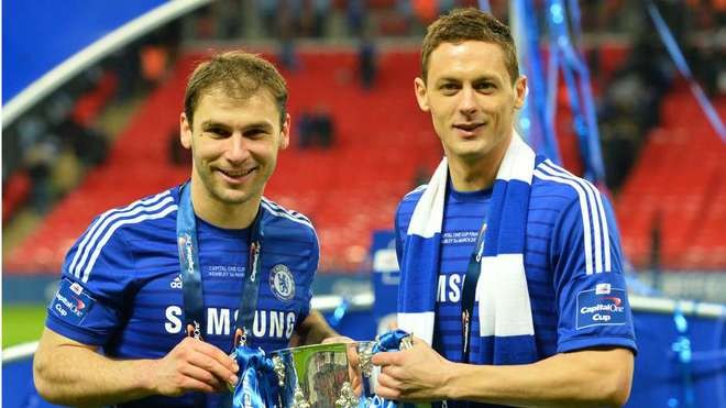 Sau trận chung kết League Cup giữa Chelsea và Tottenham, Nemanja Matic (phải) bị chấn thương mắt cá dù không hề thi đấu do dính án treo giò. Xong trận, anh xuống sân ăn mừng cùng đồng đội. Trong lúc trượt cỏ để ăn mừng, cầu thủ này đã bị gập chân dẫn đến chấn thương mắt cá.