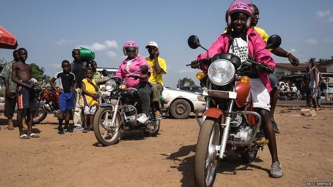 Ở Monrovia, thủ đô của Liberia, người dân đã quen với cảnh tượng những  phụ nữ mặc áo khoác hồng chở khách bằng xe máy.