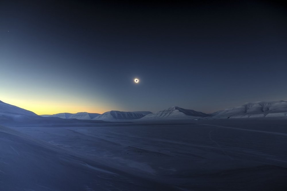 Hiện tượng Nhật Thực toàn phần diễn ra ở Svalbard, một trong hai nơi có thể chứng kiến toàn bộ 16 giây diễn ra hiện tượng  vũ trụ kỳ thú này, vào ngày 20/3. Sao Kim cũng xuất hiện ở góc trên bên trái của bức ảnh. (Nguồn: National Maritime Museum).