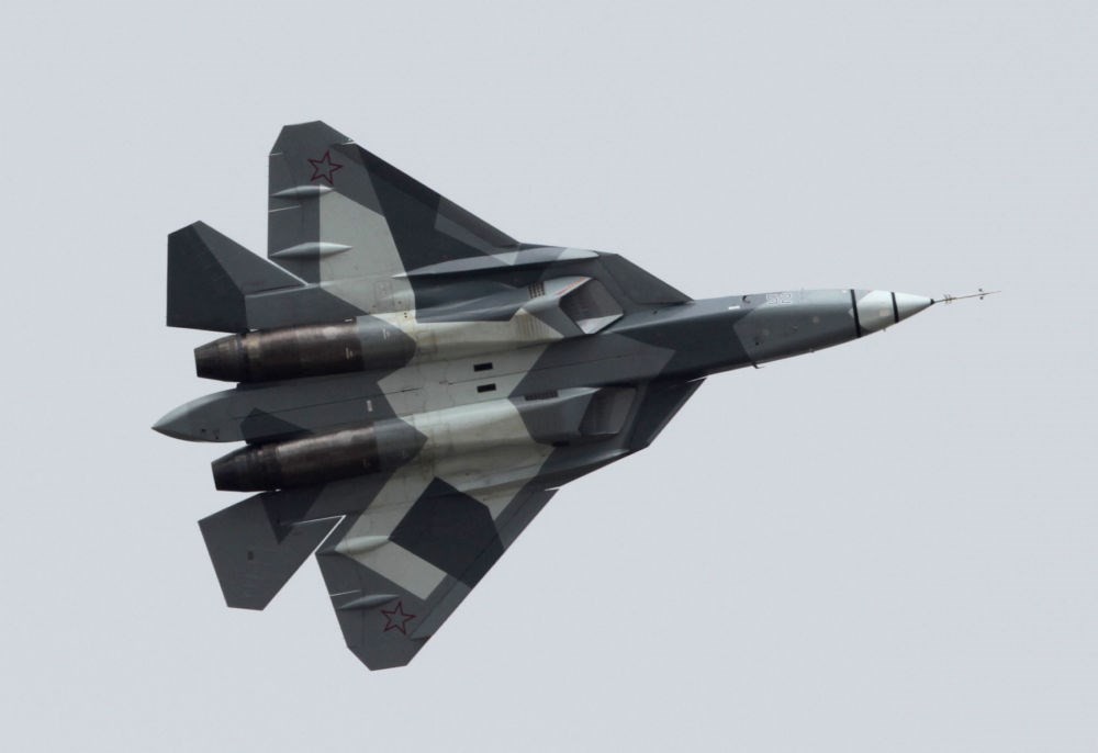 Máy bay chiến đấu thế hệ thứ 5 Sukhoi PAK FA, một trong những  vũ khí nguy hiểm của quân đội Nga, còn được biết tới là máy bay T-50. PAK FA là máy bay 2 động cơ và chỉ có duy nhất một ghế. Phương tiện này hứa hẹn sẽ trở thành hậu duệ của của dòng máy bay đã cũ MiG-29 và Su-27. (Nguồn: Sputniknews).