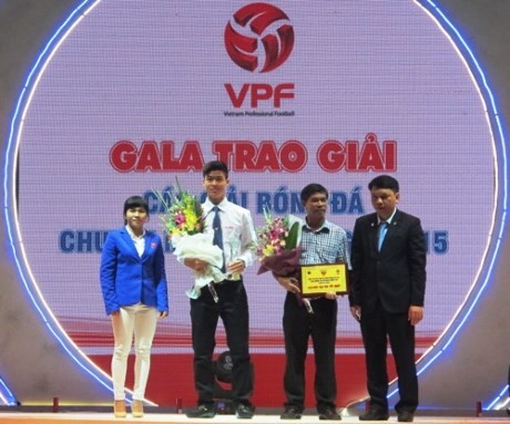 Trong chương trình Gala tổng kết mùa giải V.League 2015 được diễn ra mới đây, cầu thủ trẻ CLB Hà Nội T&amp;T là Đỗ Duy Mạnh đã đoạt giải  cầu thủ trẻ xuất sắc nhất V.League 2015.