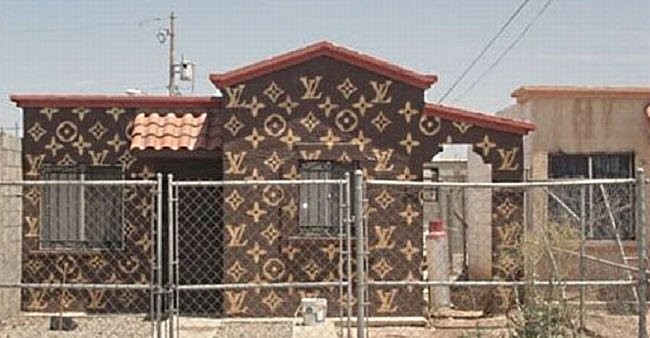 Chủ của ngôi nhà này chắc hẳn phải là một tín đồ của nhãn hiệu thời trang xa xỉ Louis Vuitton. Nhưng những ai muốn tham quan bên trong ngôi nhà này, họ sẽ phải tới một vùng hẻo lánh ở Mexico. Và thực tế thì ngôi nhà không hề có một điểm gì ấn tượng, nếu không nói là khá xấu.