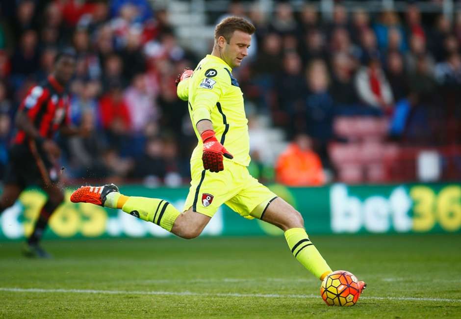 Artur Boruc (Bournemouth 1-5 Tottenham): Boruc đã có gặp phải cơn ác mộng trong trận thua đậm của Bournemouth trước Tottenham cuối tuần qua. Chính những sai lầm của thủ thành người Ba Lan đã tạo điều kiện cho Harry Kane (Tottenham) có cú hat-trick của mình. Thành tích tồi tệ này khiến cho Artur Boruc bị liệt vào danh sách  đội hình tệ nhất vòng 10 Premier League 2015/2016.